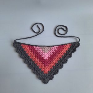 Gehaakte bandana ‘Grijs & rozetinten’